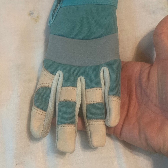 Women's Gloves - Picture 16 of 17